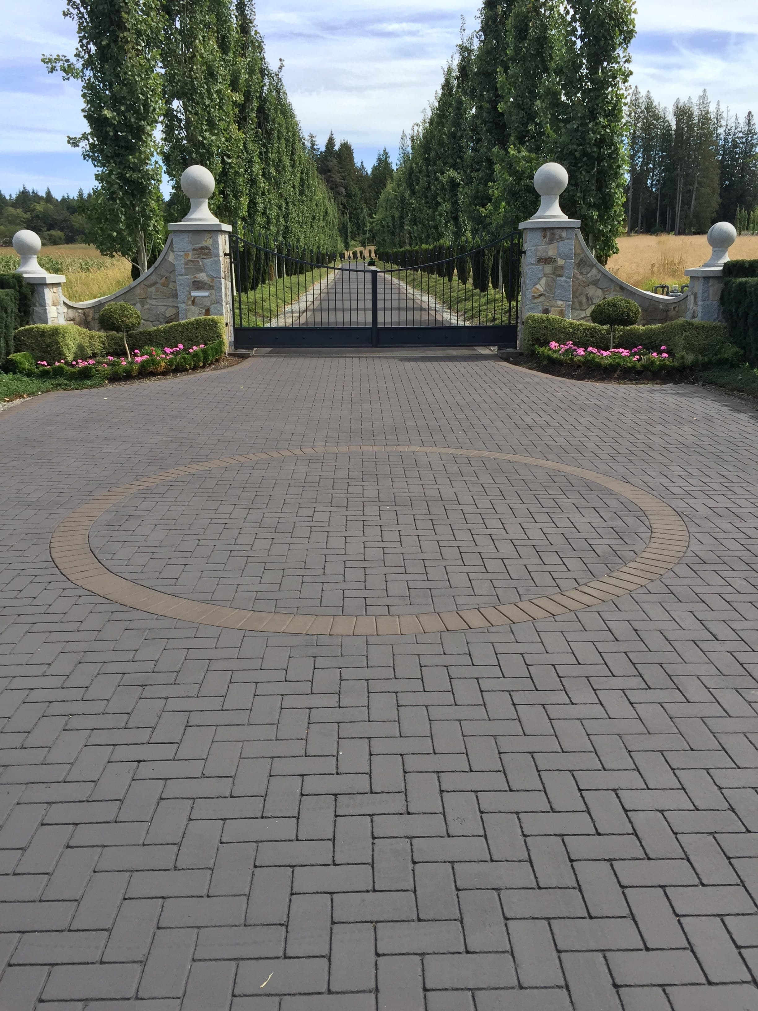 Residential Driveways surface systems by HUB — Canadian installation — installation photo 5
