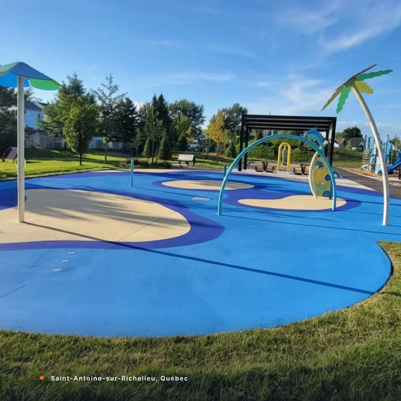 A blue StreetBond splash pad in Saint-Antoine-sur-Richelieu, Québec